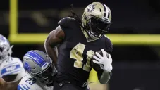 Alvin Kamara le regala un jersey autografiado al oficial lesionó