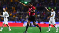 ¡Quítate, árbitro! Fernando Guerrero casi recibe balonazo en el Tigres vs Pumas