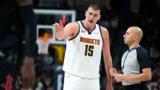 Nikola Jokić es expulsado en la victoria de los Nuggets vs Bulls