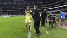 Piojo Herrera con Miguel Layún en un partido del América