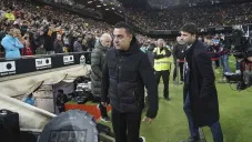 Deco defiende a Xavi a pesar del mal paso: 'Fue valiente al llegar en un momento difícil'