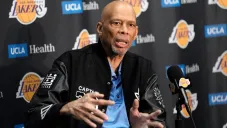 Kareem Abdul-Jabbar sufrió una caída en un concierto