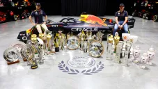 Checo y Max presumen los trofeos del año