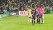 Angulo haciendo la seña de billetes hacia la afición azulcrema