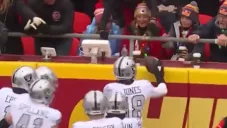 Esquinero de Raiders 'se burla' de pequeño aficionado de Chiefs tras hacer un pick six