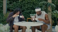 El mexicano y Butler en un comercial de Hotels.com