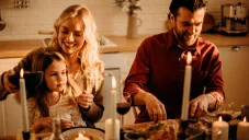 Familia disfruta de unos deliciosos platillos