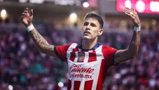 El defensa en partido con Chivas
