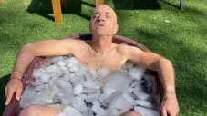 ‘Chelís’ presume en redes sociales su físico a los 64 años de edad