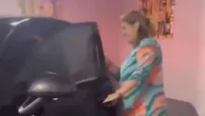 La madre de Cristiano recibiendo la camioneta