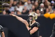 Carr dio cuatro pases de TD en victoria de Saints