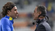 Ochoa y Ríos charlando