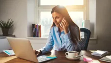 Trabajadora atendiendo el teléfono
