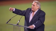 Estadio Akron rinde homenaje a Carlos Bremer con un minuto de silencio