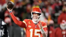 Mahomes rompe su casco tras duro choque frente a jugador de Dolphins
