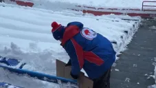 Los aficionados buscando su asiento