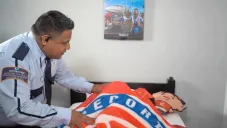 Actor-policía en la presentación de Alexis Vega