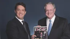 El empresario (izquierda) estudió Administración y Gestión de Empresas en el ITAM.