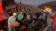 ¡Refrescos y jugos 'gratis! Personas cometen acto de rapiña luego de que volcara tráiler de Boing en Tlalnepantla