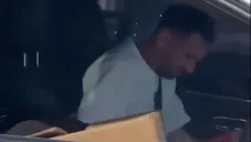 Messi firmandole su playera a un aficionado en un semaforo