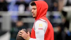 ¡Recibimiento hostil! Mahomes y Kelce tuvieron un altercado con Tucker previo al Chiefs vs Ravens