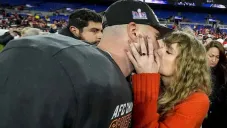 ¡No podía faltar en el festejo! Taylor Swift celebró el triunfo de Travis Kelce en el terreno de juego