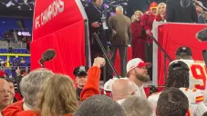 Andy Reid ‘celebra’ con Taylor Swift el pase de los Kansas City Chiefs al Super Bowl