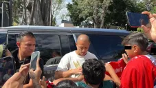 ‘Chicharito’ atiende a aficionados en la salida de Verde Valle