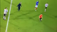 Momento en el que el árbitro fue perseguido por el aficionado