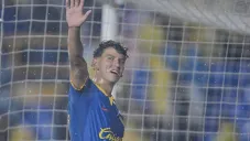 El zaguero azulcrema le regaló un autógrafo a Neymar