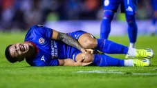 'Toro' Fernández sale lesionado, entre lágrimas y es trasladado al hospital