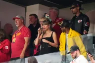 Padres de Taylor Swift y Travis Kelce estuvieron en el Super Bowl
