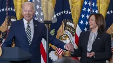 Kamala Harris alza la mano para reemplazar al Presidente de Estados Unidos, Joe Biden