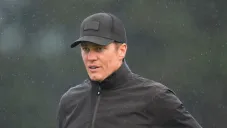 El exjugador de la NFL practicando golf