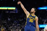 Stephen Curry realiza tiro imposible desde la entrada al túnel