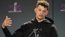 Patrick Mahomes y su esposa visitan a personas heridas en el tiroteo en Kansas City