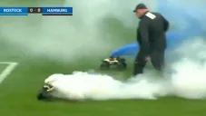 Un guardia tuvo que sacar los carros a patadas