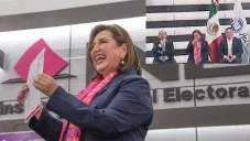 Captan a Xóchitl Gálvez pegando chicle bajo la silla