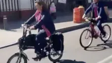 Xóchitl Gálvez llega al INE en bicicleta para registrar su candidatura a la Presidencia de México