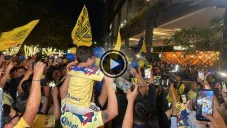 Afición azulcrema recibe a América con serenata