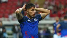 El defensa mexicano en calentamiento previo a un partido