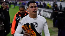 ¡Gran detalle! Ángel Malagón obsequió su playera a policía del Estadio Jalisco