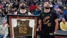 Travis y Jason Kelce se roban el show en el Cavaliers vs Celtics en la NBA