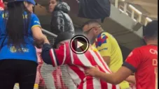 La rivalidad se queda en la cancha: Aficionados de América auxilian a adulto mayor de Chivas en el Akron