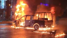Normalistas de Ayotzinapa incendian patrulla de la Policía Estatal