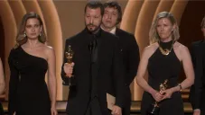 Chernov y su equipo al recibir su premio Oscar