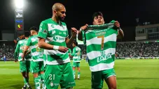 Los jugadores de Santos celebran con la playera de Preciado