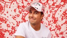 Checo modelando la gorra del GP de Japón