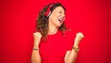 Canciones que te ponen feliz, según la ciencia ¡Escúchalas!