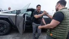 ¿Cuánto cuesta la camioneta Cybertruck de Tesla que presume manejar Samuel García?